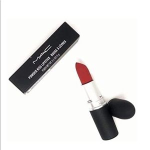 MAC Powder Kiss Lipstick 916 devoted to chili DEVOTED TO CHILI - Warm brick red